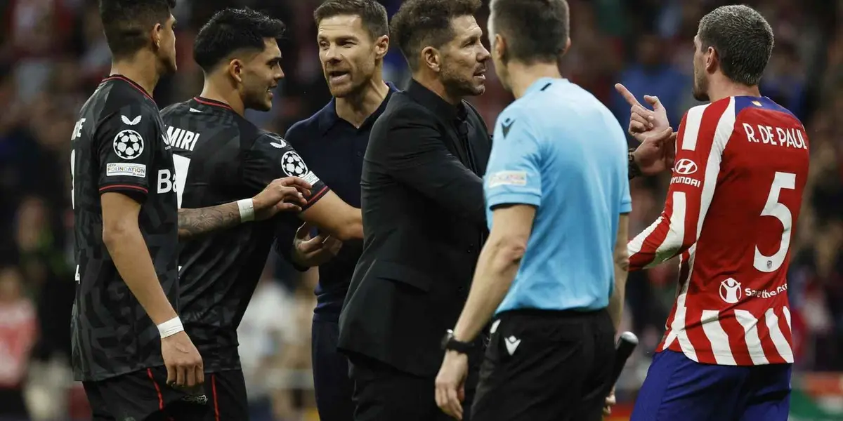 Las dos situaciones que se podrían haber dado por parte del árbitro francés Clement Turpin luego de la ejecución de Yannick Carrasco