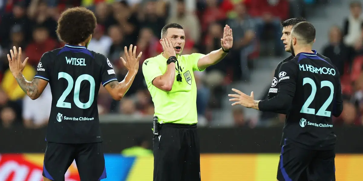 Edson Tapsoba impactó el balón con la mano en el área, pero Michael Oliver ni siquiera fue a revisar la jugada al VAR