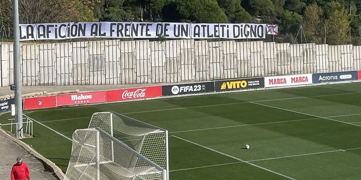 El conjunto rojiblanco volvió a entrenarse en el Cerro del Espino, pero con una pancarta por parte de los hinchas que tuvo que ser retirada