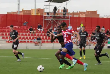 El defensor Javi Boñar debutó con el filial ante Atlético Paso en la previa del encuentro ante Porto por la Youth League