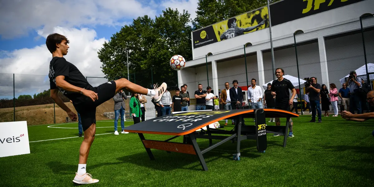 El futbolista luso inauguró en junio un centro formativo de jugadores en Dinamo Estaçao de Viseu, el equipo que lo vio nacer