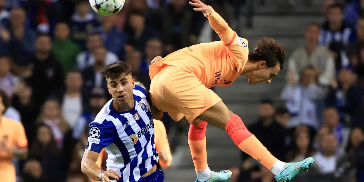 El luso con pasado en Benfica estuvo desde el inicio en el encuentro en el estadio Do Dragao y la grada local lo chifló cada vez que la tocó