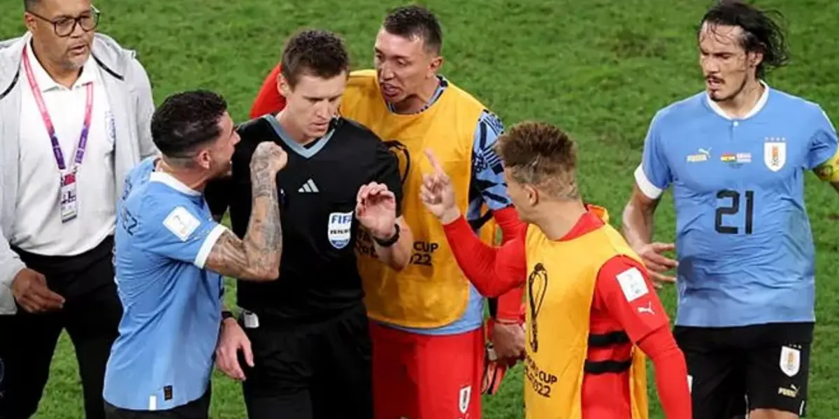 Giménez podría ser sancionado con hasta 15 partidos por golpear a un oficial FIFA cuando fue a increpar al árbitro