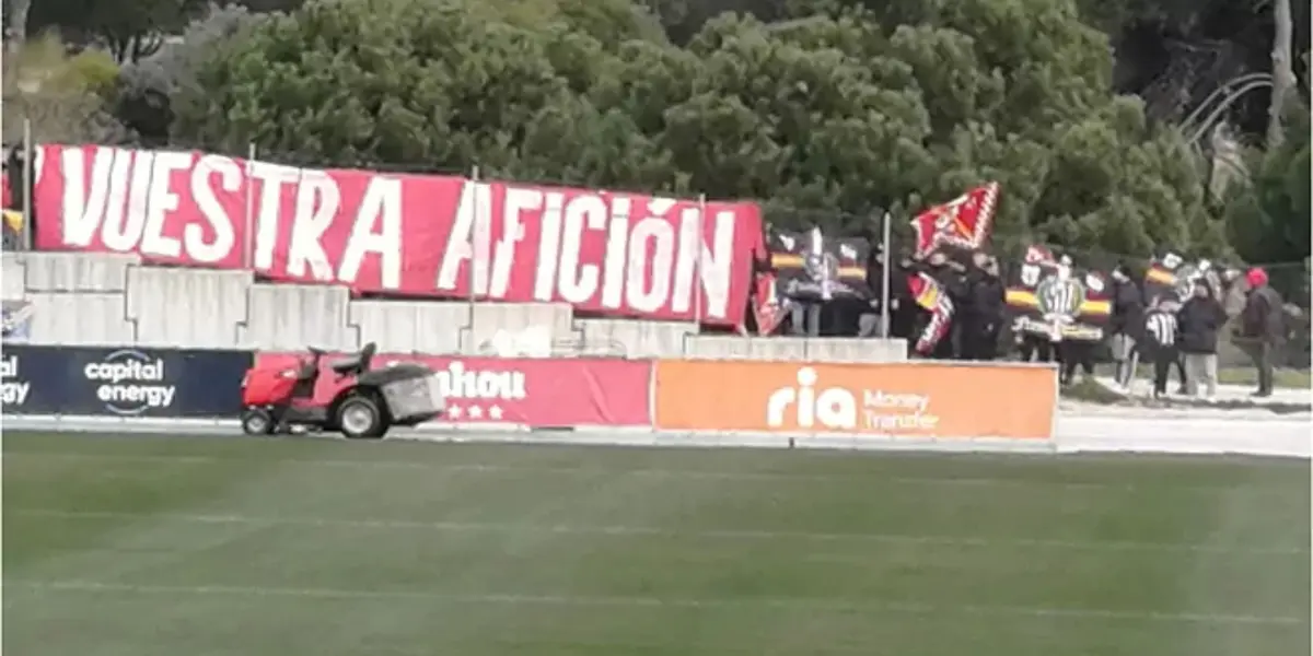 La hinchada del Colchonero le muestra a sus jugadores que no los dejarán caminar sin ellos