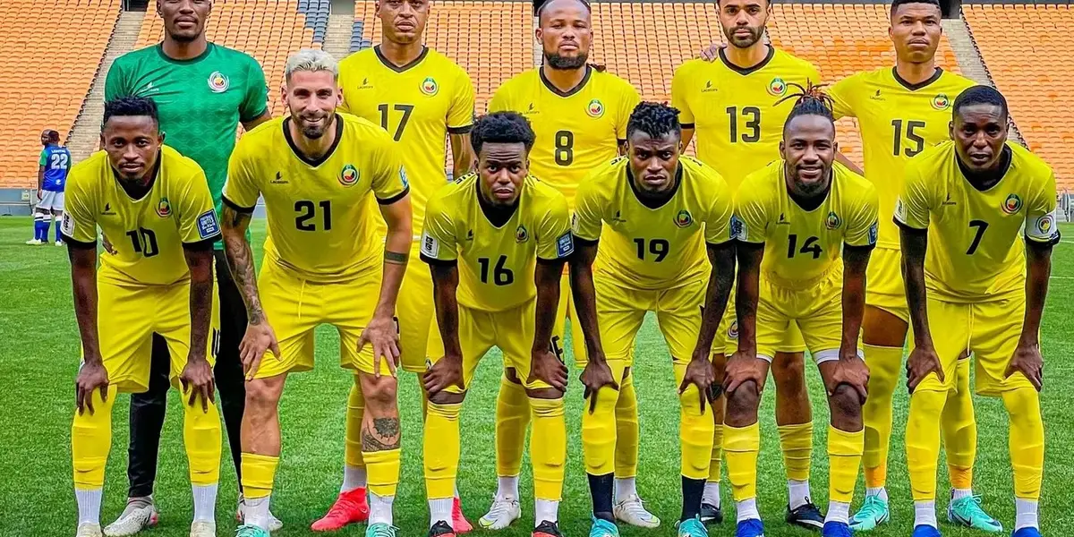 La selección de Mozambique posa antes del inicio del encuentro. Imagen: Selección de fútbol de Mozambique.