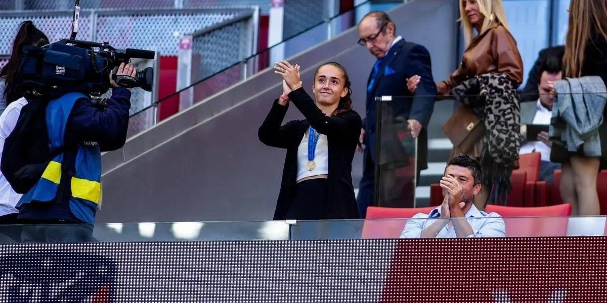 Los hinchas del conjunto rojiblanco homenajearon a su campeona del mundo Sub 17 en la previa del encuentro ante Espanyol