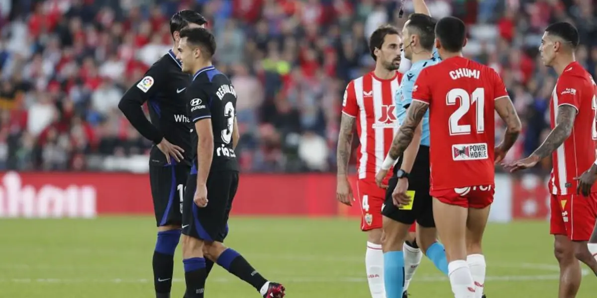 Se fue expulsado por doble amarilla, con faltas insólitas para un jugador de su nivel. Simeone ni lo quiso ver cuando salió de la cancha